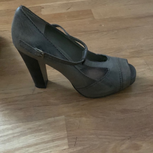 Vera Wang Mary Jane shoes - Picture 3 of 3